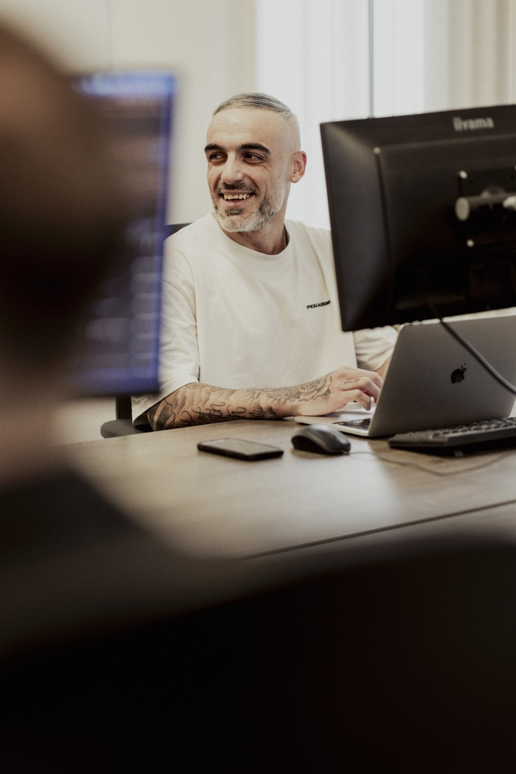 appart-collega-lachend-tijdens-gesprek.jpg