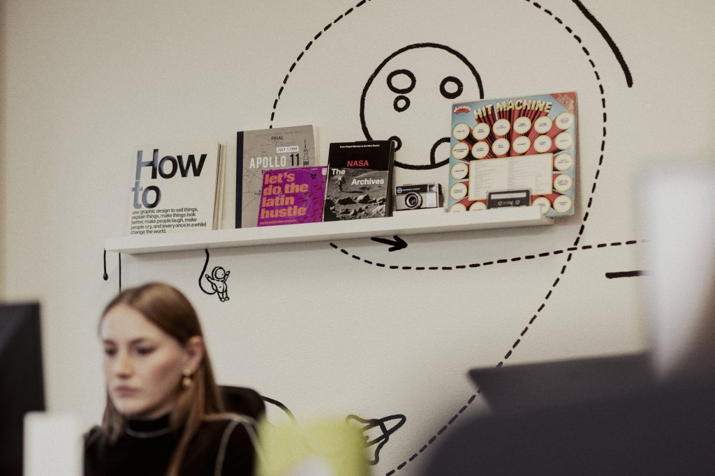 appart-collega-werkt-geconcentreerd-achter-computer.jpg