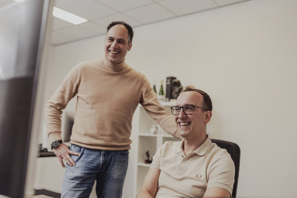 appart-collegas-werken-samen-achter-een-computer.jpg