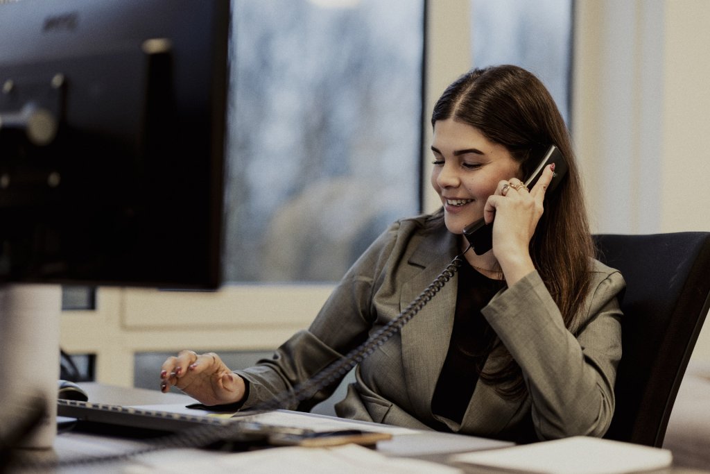 appart-een-collega-is-lachend-aan-het-bellen.jpg